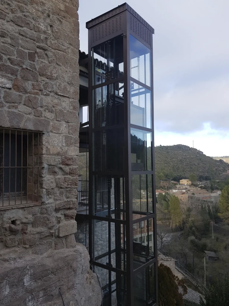 metal-y-piedra-ascensor