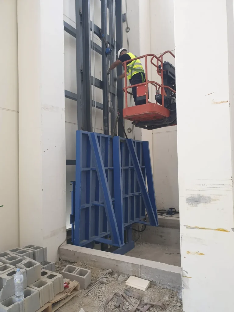 operario-montaje-estructura